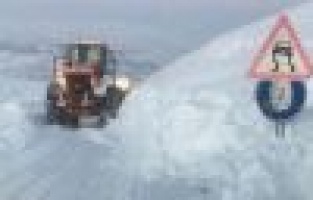 Kar yağışı nedeniyle kapanan yollar açılıyor