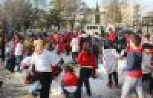 Kar yağmayınca okula kar taşıdılar