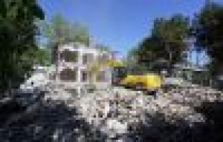 Karayolları lojmanlarında yıkım çalışması