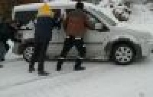 Karayolunda araçlar kar ve buzlanma nedeniyle mahsur kaldı