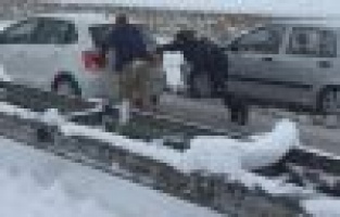 Karayolunda araçlar yolda kaldı