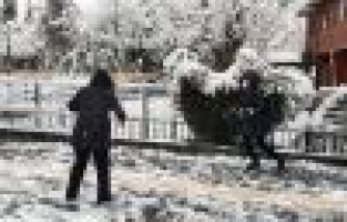 Karda çocuklar gibi eğlendiler