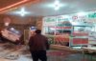 Karda virajı alamayan minibüs devrildi