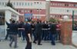 KARŞIT GÖRÜŞLÜ ÖĞRENCİLER ARASINDA SİLAHLI KAVGA