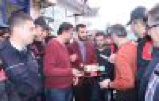 Kavga ihbarına giden polislere pasta sürprizi 