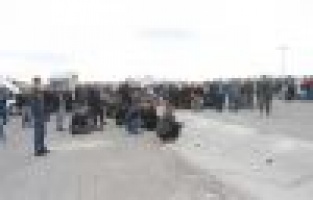 Kavşak isteyen köylüler yolda oturma eylemi yaptı