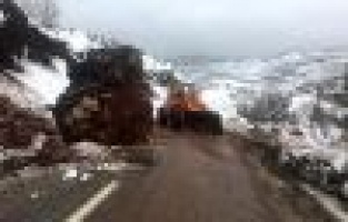 Kaya Parçası Yola Düştü