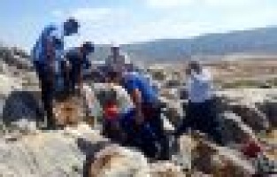 Kayalıklarda kuyuya düşen keçi kurtarıldı