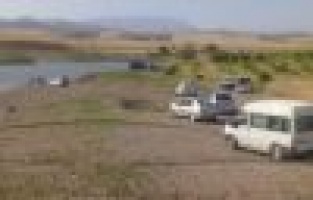 Kayan traktör gölete düştü