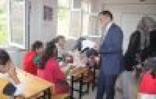 Kaymakam Sağ, Öğrencilere Kitap Dağıttı