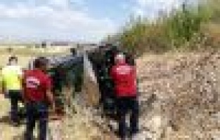 Kaza yapan araçtan fırlayan kadın öldü