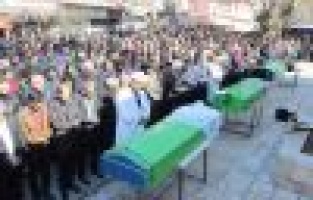 Kazada ölen aynı aileden 4 kişi yan yana defnedildi 