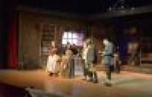 Kırık Testi Tiyatro Oyunu Büyük Beğeni Kazandı