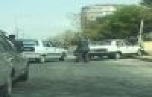 Kırmızı ışıklarda duran otomobiller çarpıştı