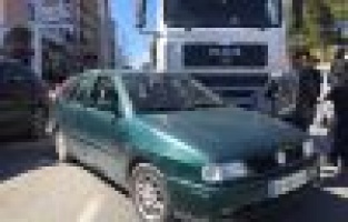 Kırmızı Işıkta Bekleyen Otomobile Tır Çarptı