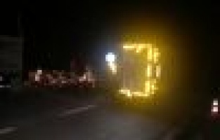 Kontrolden çıkan kamyon devrildi