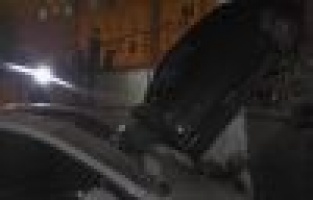 Kontrolden çıkan otomobil bahçe duvarını yıkıp otomobillerin üzerine düştü