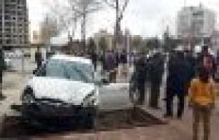 Kontrolden çıkan otomobil dehşet saçtı: 2 yaralı  