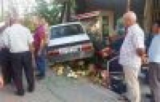 Kontrolden çıkan otomobil markete daldı