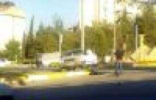 Kontrolden çıkan otomobil refüje çıktı