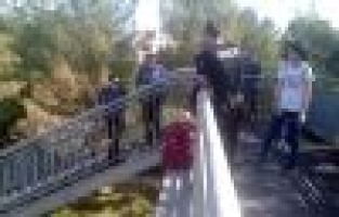 Korkuluklarda oturan kadın ekipleri harekete geçirdi