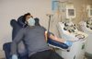 Koronayı yenen doktor, ilk olarak immün plazmasını bağışladı