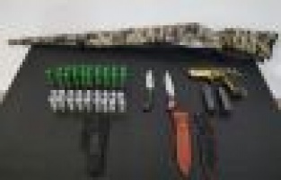 Kovalamaca sonucu yakalanan araçta silahlar ve bıçaklar ele geçirildi