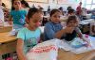 Köy okulu öğrencilerine kırtasiye yardımı yapıldı