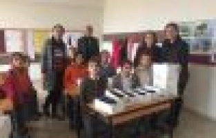 Köy okulu öğrencilerine kışlık ayakkabı dağıtıldı