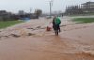 Küçük çocuk yağmur suyuna kapıldı