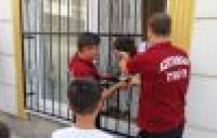 Küçük kız kafasını korkuluğa sıkıştırdı