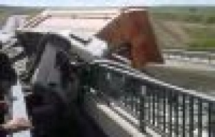 Kum yüklü kamyon köprüde devrildi