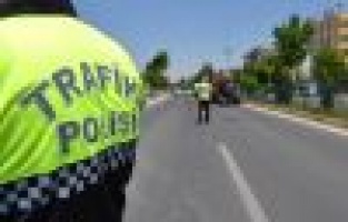 Kurallara uymayan sürücüler yanıyor 