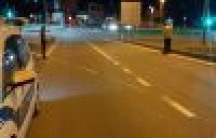 Kurye kavşakta motosikleti devirdi: 1 yaralı