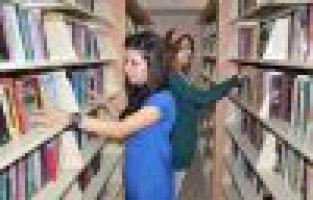 Kütüphanedeki kitaplar okuyucularını bekliyor
