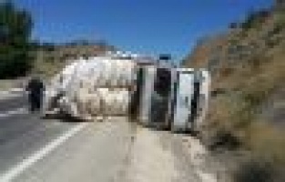 Lastiği patlayan kamyonun sürücüsü yaralandı