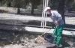 Madde bağımlılarının pisliğini belediye ekipleri temizledi