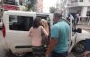 Mağazadan kıyafet çalan 2 kadın yakalandı