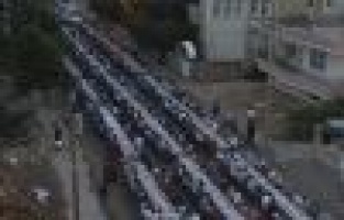 Mahalle sakinleri iftarda bir araya geldi