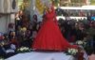 Mankenler sokak defilesi yaptı