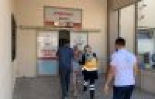 Market raflarını düzenlerken düşüp yaralandı