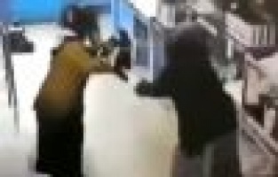 Marketteki boksör kadınlar gülmekten kırdı geçirdi