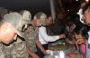 Mehmetçik darbeye karşı nöbet tutan vatandaşlara helva dağıttı