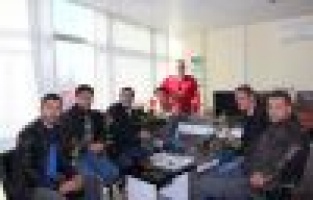 Meslektaşlarının Gününü Gül Takdim Ederek Kutladı