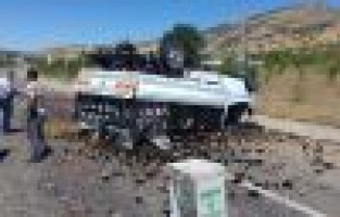 Meyve yüklü kamyonet takla attı