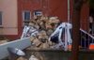 Minare ambulansın üzerine düştü