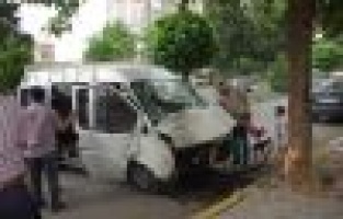 MİNİBÜS AĞACA ÇARPTI: 3 YARALI