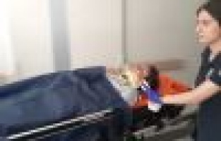 Minibüs durmadan atlayınca yaralandı