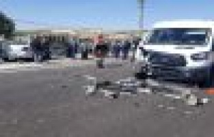 Minibüs ile otomobil çarpıştı: 10 yaralı