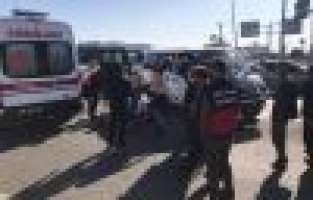 Minibüs ile otomobil çarpıştı: 2 yaralı